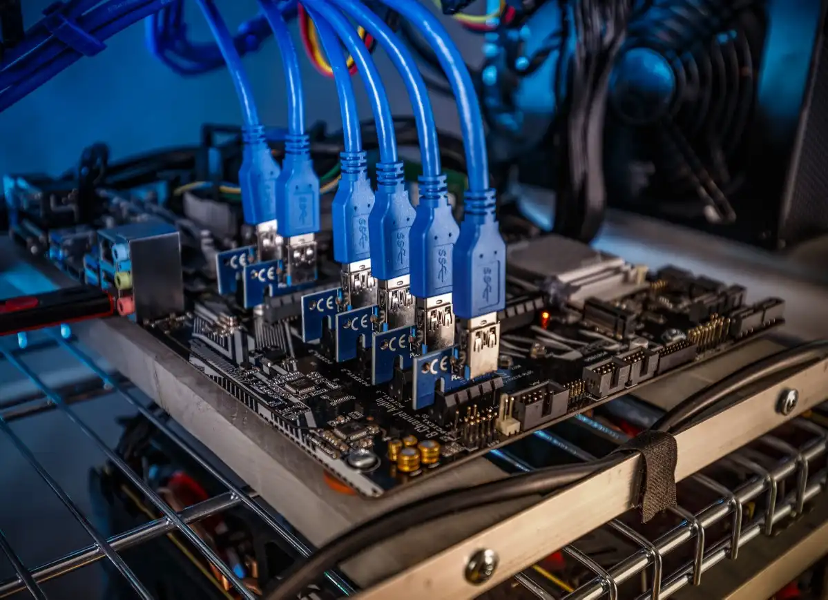 Technische Support - Engineer working on complex industrial control systems